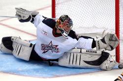 开云官网-跨洋决战，莫兰特领军篮网力压新疆队，关键时刻展巨星风范