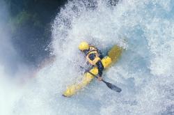 开云下载-跨界的弧线，当王皓的直拍划破绿茵场