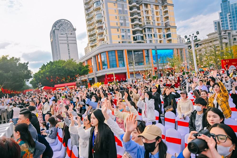 登上颁奖台，台下观众热情鼓掌