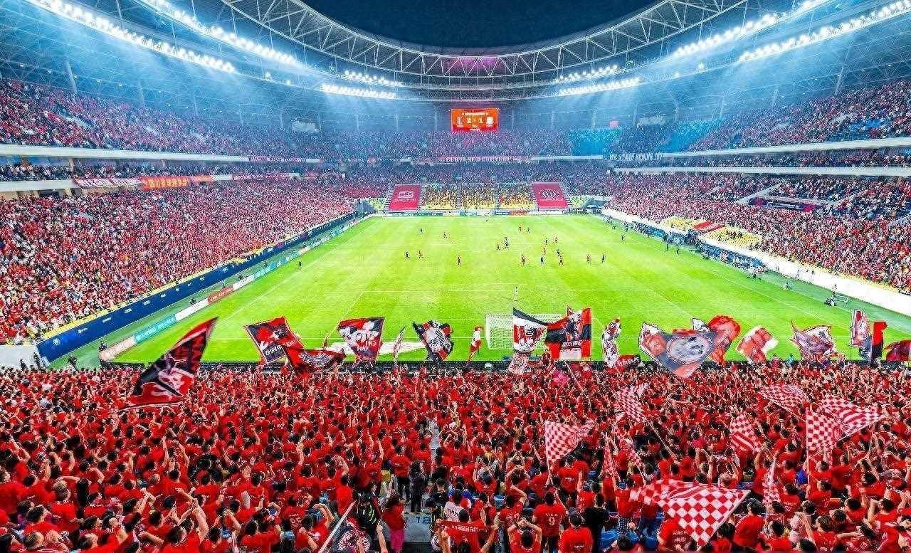 包含燃情对决！国内足球场顶尖球队争霸激烈的词条