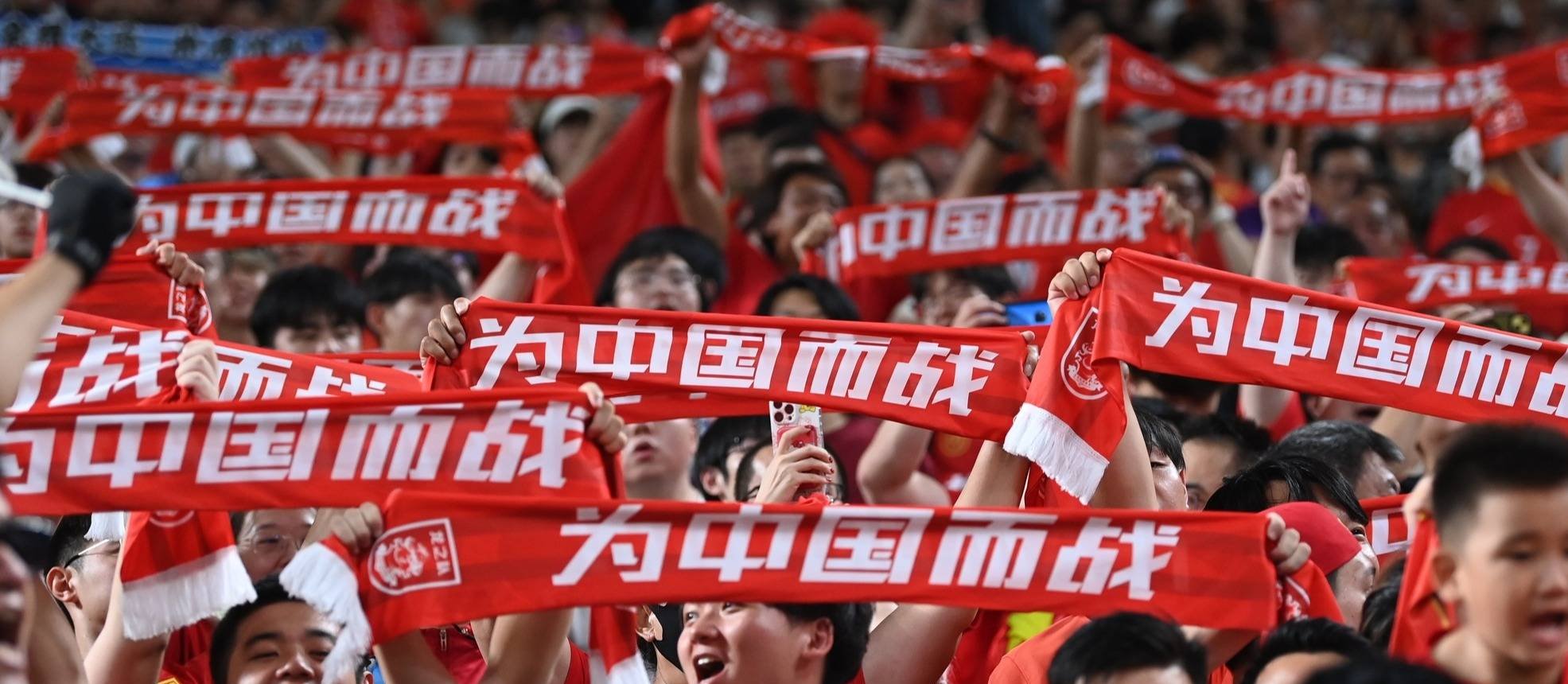 激烈角逐中的运动员拼尽全力