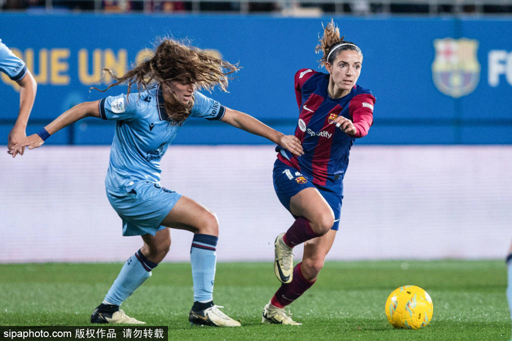 上海女足球员因胜利在比赛场上狂欢 上海女足球员因胜利在比赛场上狂欢