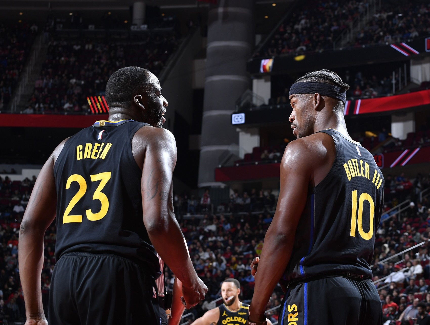 火箭队遭遇惨败,主教练大力调整阵容 火箭队遭遇惨败,主教练大力调整阵容