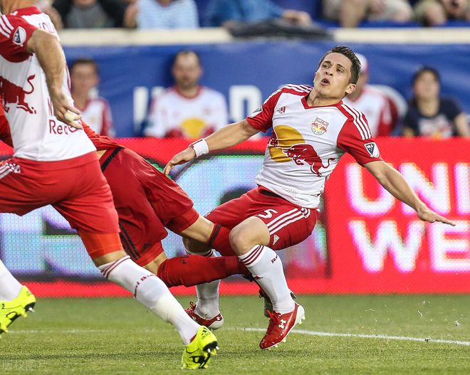 梅赛德斯轻取红牛二队，皮亚斯特里带队取胜