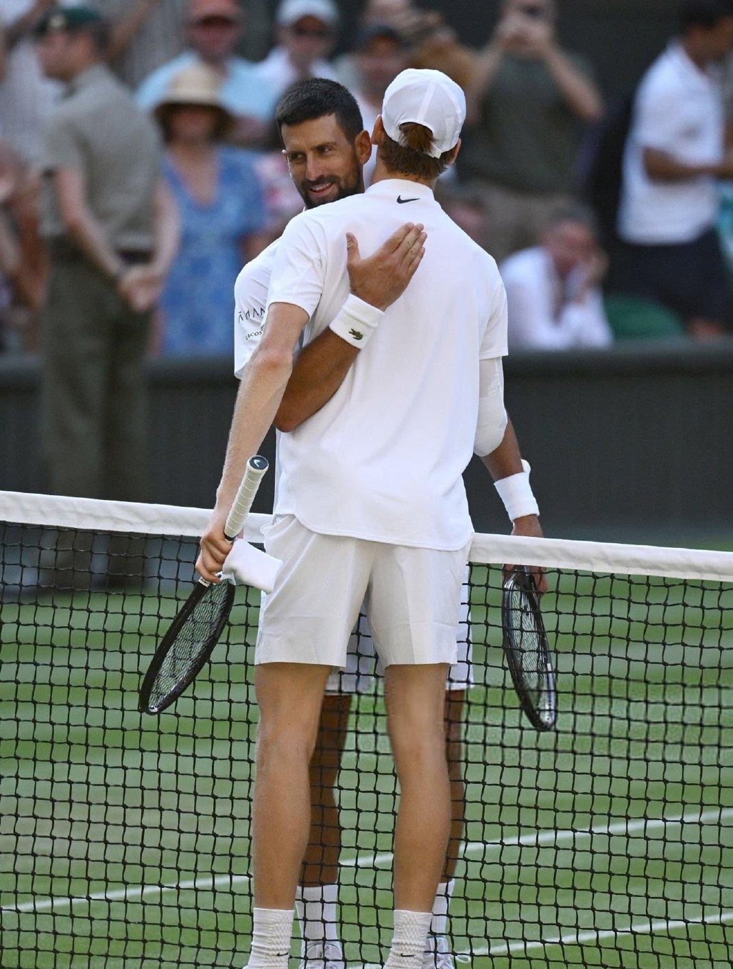 关于年终总决赛险胜拉沃尔杯，德约科维奇扛起全队的信息