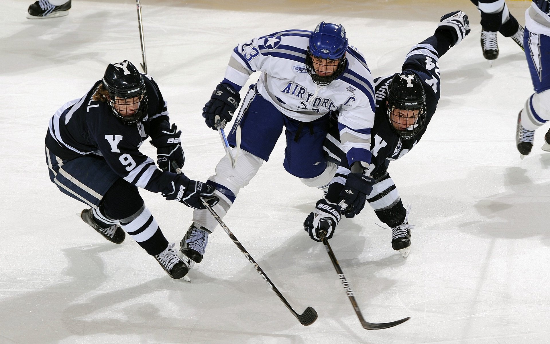 长镜头对决，当梅赛德斯与红牛二队的攻防成为比赛核心，拉塞尔改写的何止纪录？